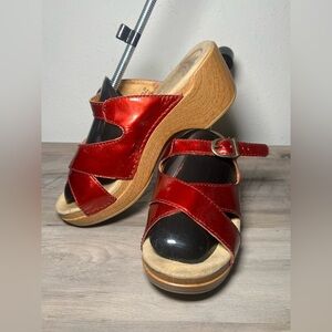 DANSKO Women Sela Red Metallic Crinkle Patent Leather Slip On Sandal,Size US 8